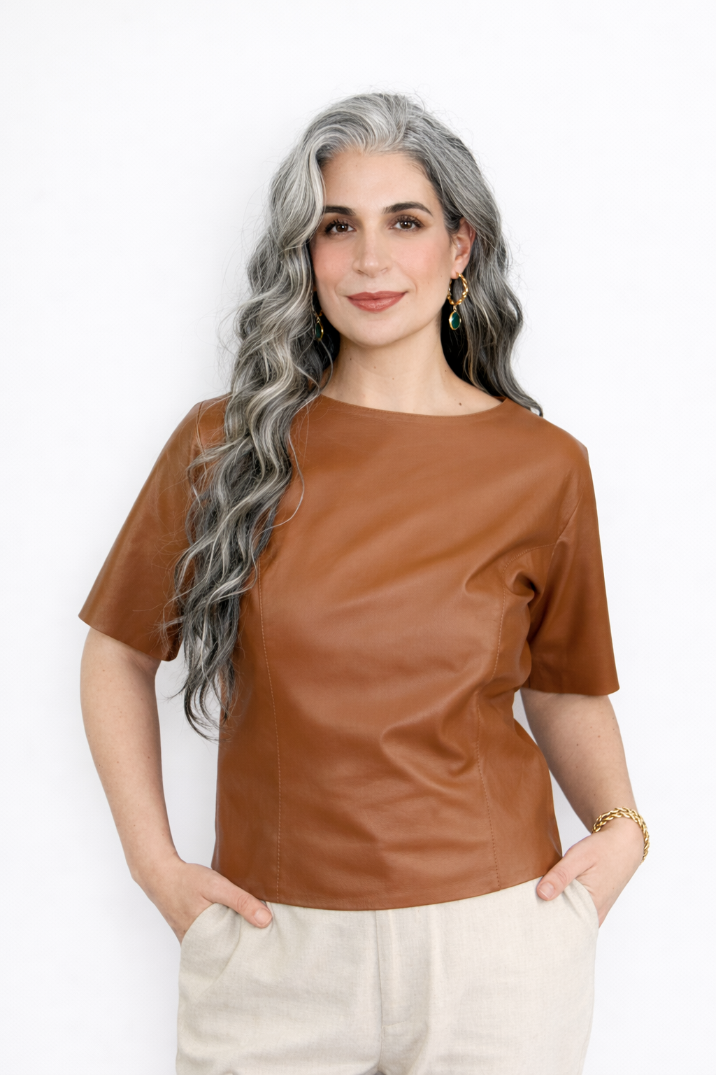Camiseta de Couro Legítimo Lírio caramelo gola careca - GW Moda Couro - zoom