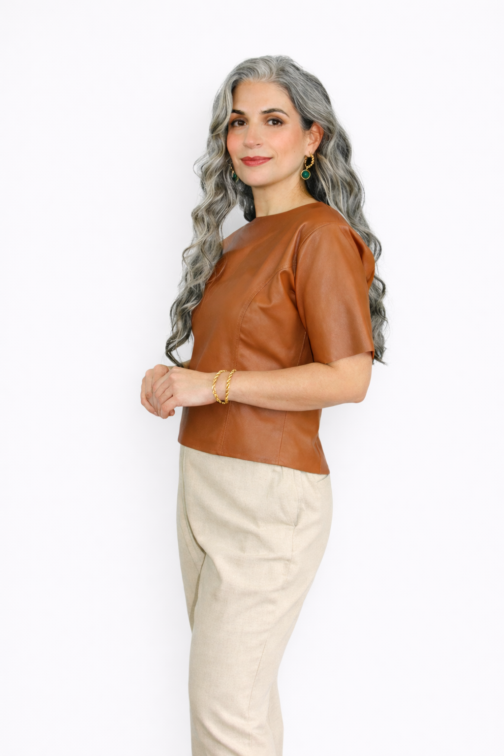 Camiseta de Couro Legítimo Lírio caramelo gola careca - GW Moda Couro - lateral