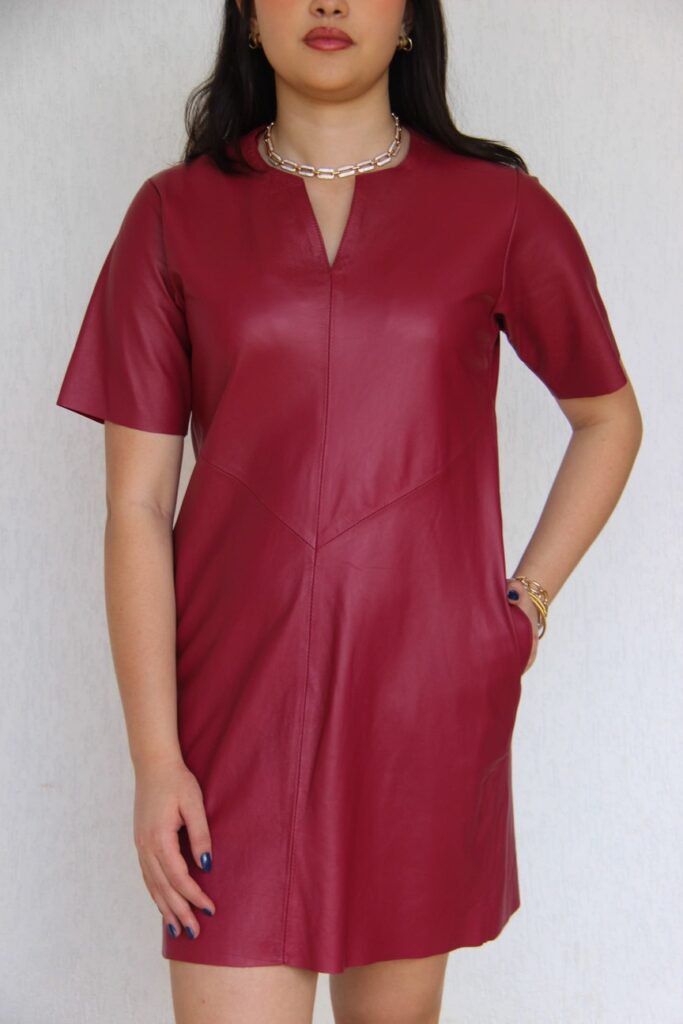 Vestido de Couro Legítimo Manga Curta Lótus vermelho decote gota - GW Moda Couro