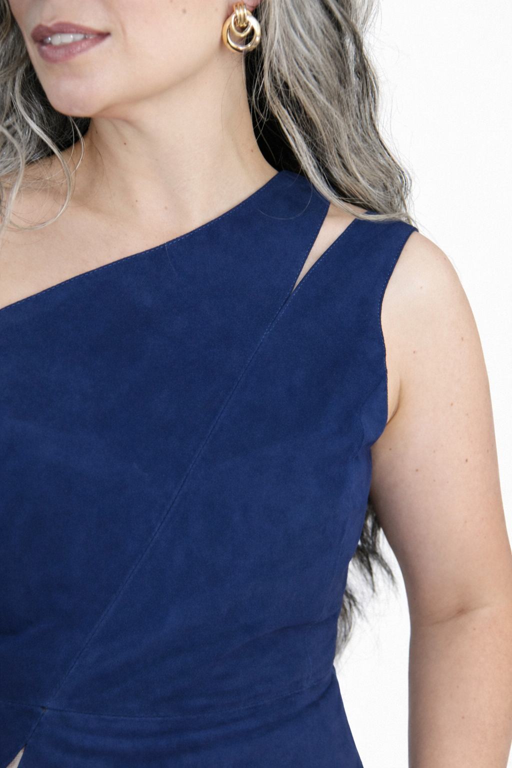 Blusa de Couro Legítimo Magnólia azul um ombro só - GW Moda Couro - Detalhes