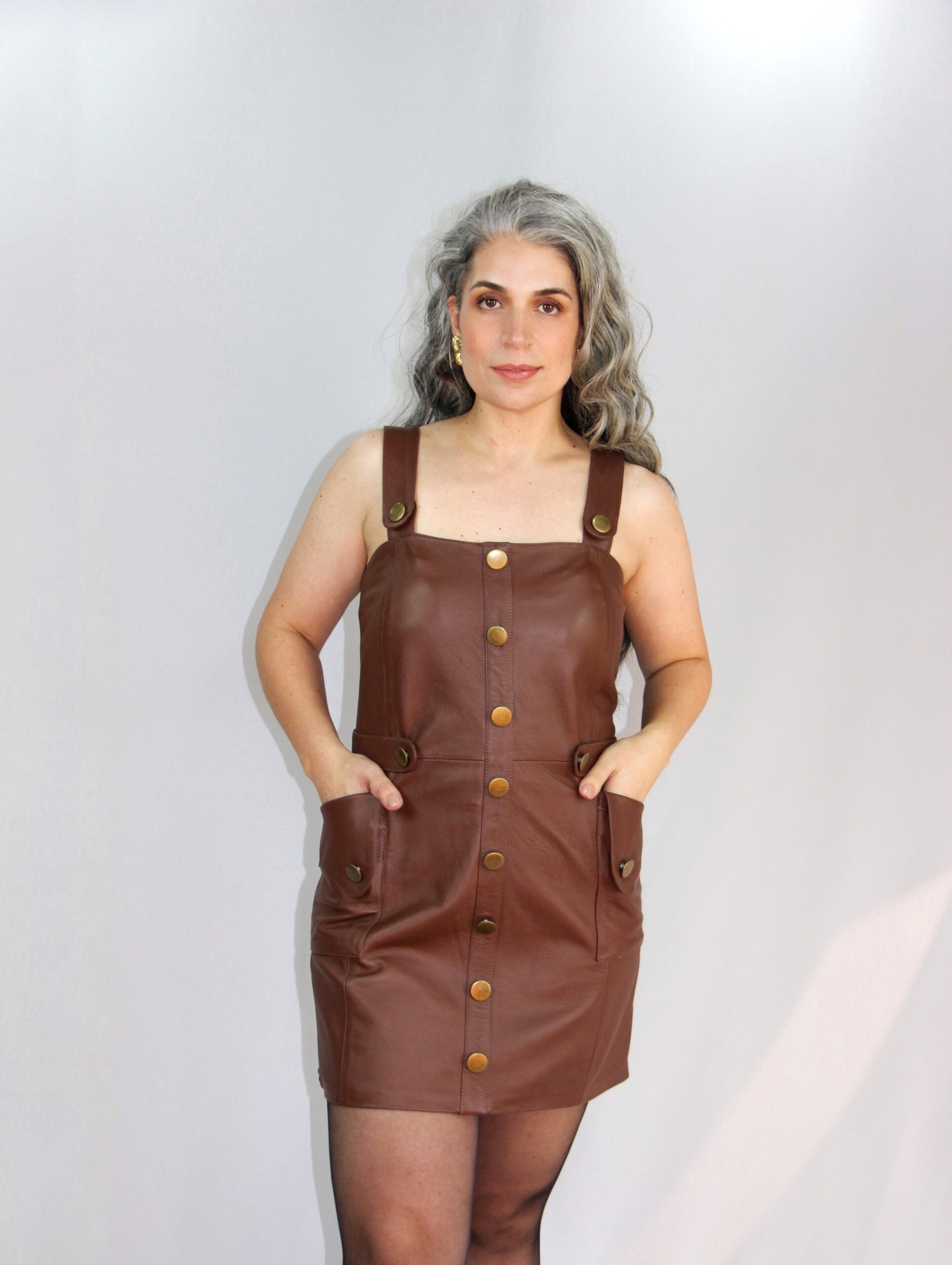 Vestido de Couro Legítimo Seraphina caramelo modelo salopete - GW Moda Couro - modelo