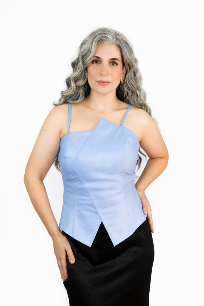 Regata de Couro Legítimo Aurora azul decote assimétrico - GW Moda Couro