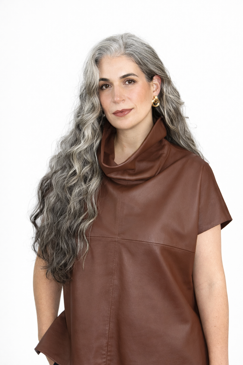 Blusa de couro legítimo Camélia feminina com gola alta - GW Moda Couro - Detalhes